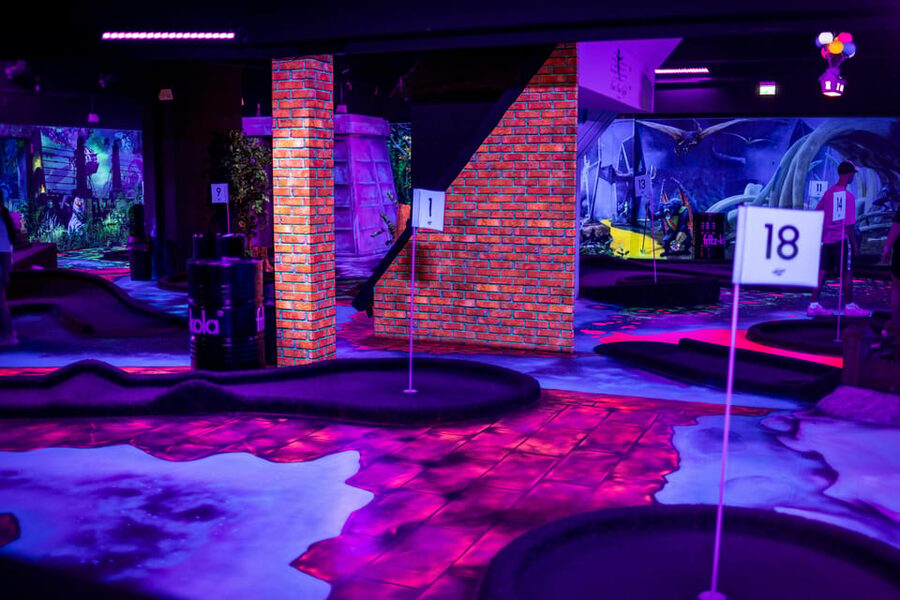 Hamburg: Moviegolf Experience - The murals are the real “course,” not just decoration