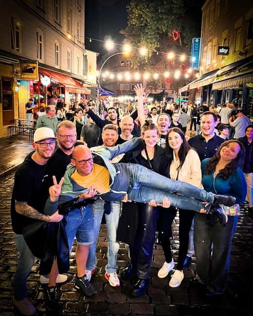 Hamburg: Pubcrawl & Nightlife Tour auf St.Pauli - How the 4-hour bar loop actually feels: from welcome shots to 4+ stops