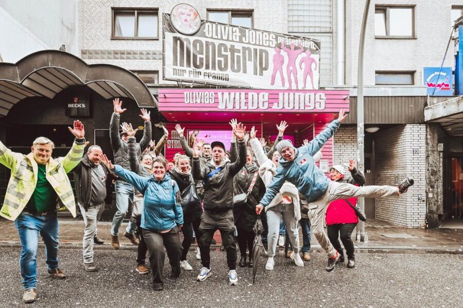 Hamburg: Reeperbahn & St Pauli Guided Tour with Kiez Insider - Where the tour starts and how the 100-minute walk is paced