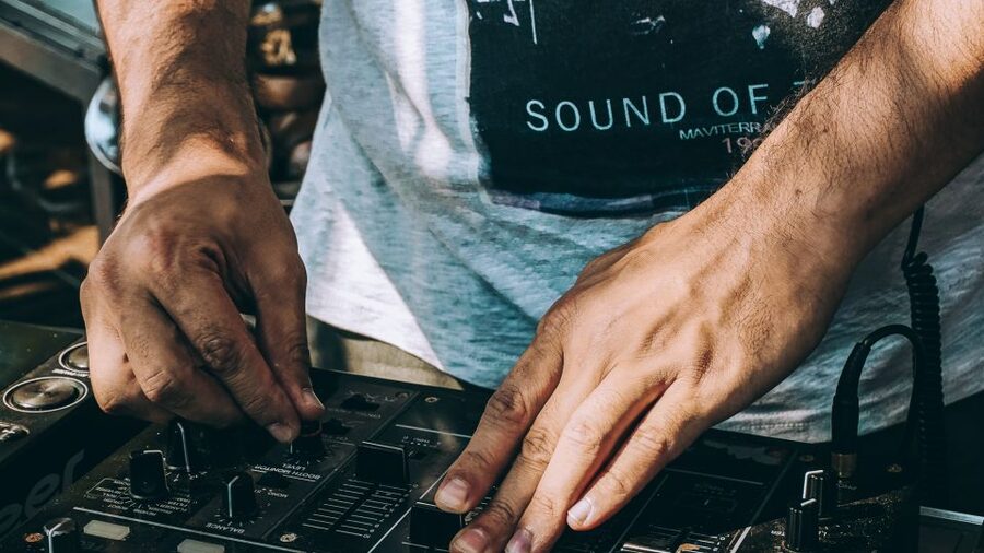 Hamburg: Saturday Night Boat Party - The Onboard DJ, Dance Floor Energy, and Real Expectations