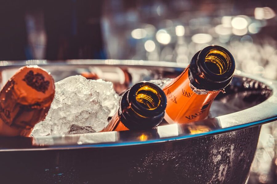 Hamburg: Saturday Night Boat Party - The Dinner Buffet and Unlimited Drinks, How It Shapes the Night