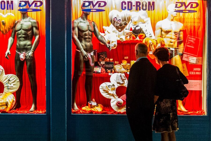 Hamburg: Sex and Crime in St. Pauli Tour for Ages 18 + - Zur Ritze: the bar stop that turns into a boxing story