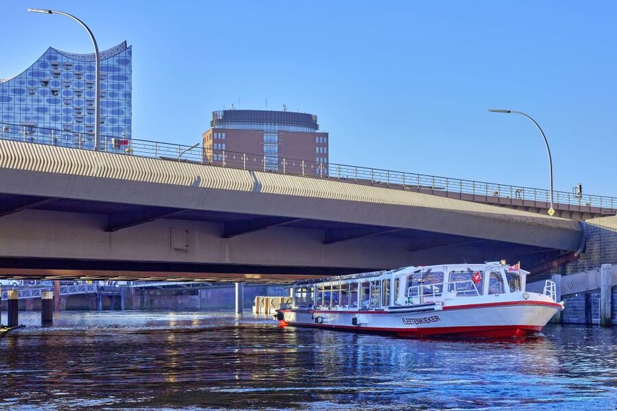 Hamburg: Sightseeing Cruise through the City's Waterways - Hamburg Waterways, With a Built-in Story