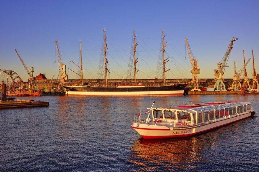 Hamburg: Sightseeing Cruise through the City's Waterways - Where You Meet, and Why the Boarding Matters