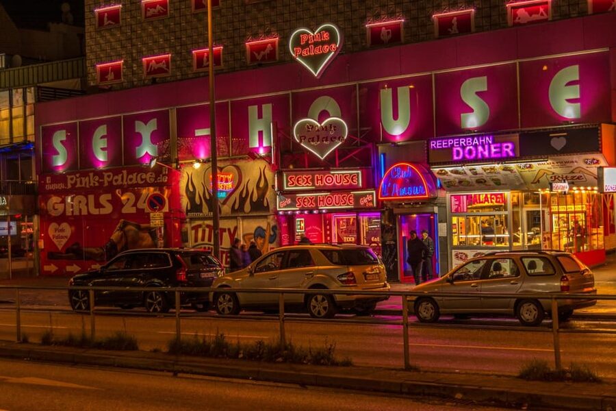 Hamburg: Sin & Sex Guided Tour of Reeperbahn - Photo stops with real purpose: Panoptikum and Spielbudenplatz