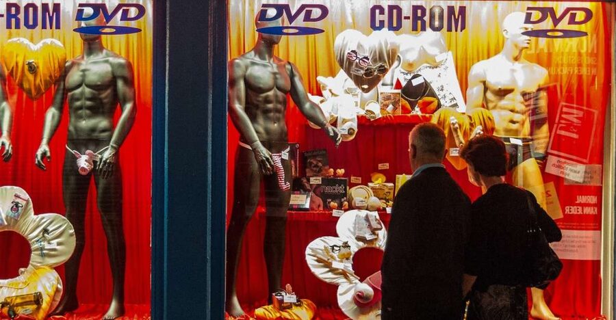 Hamburg: St. Pauli Highlights Guided Tour with Beer for 18+ - St. Pauli, Reeperbahn, and the 18+ vibe you should expect