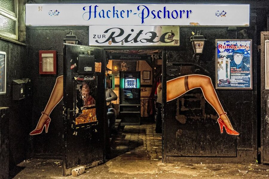 Hamburg: St. Pauli Highlights Guided Tour with Beer for 18+ - Davidwache police station and Herbertstraße, safety talk that makes sense