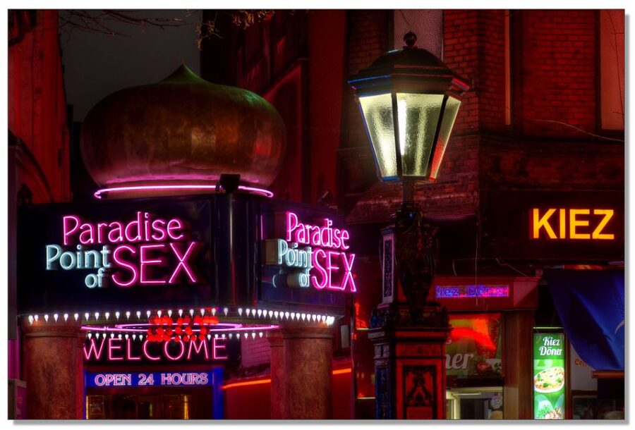 Hamburg: St. Pauli Red Light District Tour - A 2-hour St. Pauli story with landmarks you can place