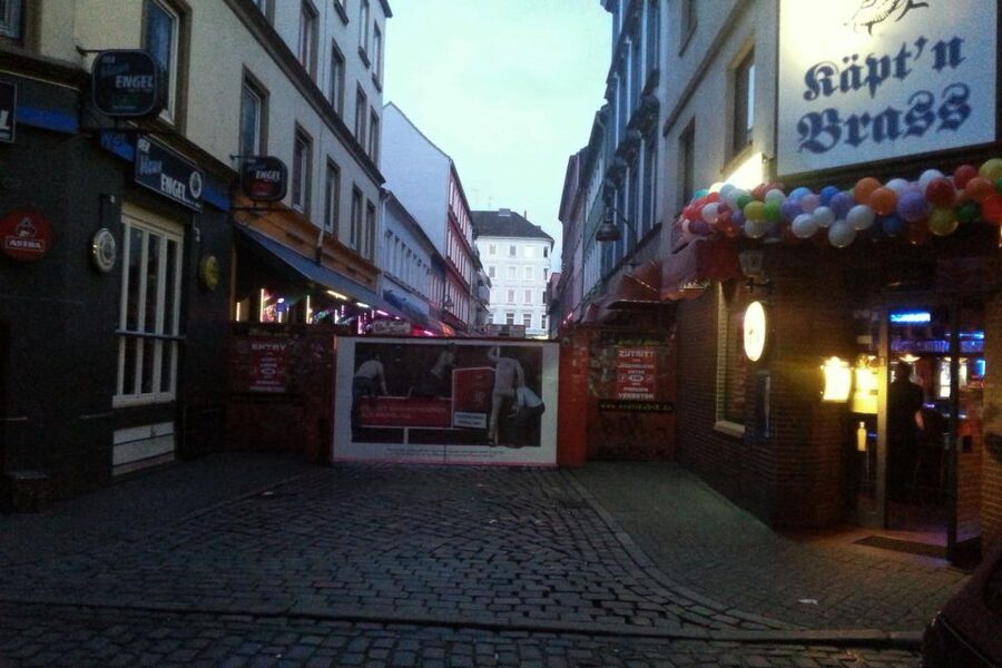 Hamburg: St. Pauli Tour with the White Dandy - Shops, back areas, and closed-off corners: where the value really shows