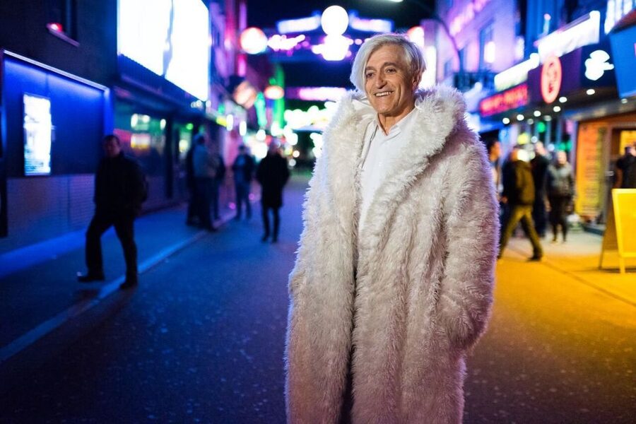 Hamburg: St. Pauli Tour with the White Dandy - Meet Götz Barner, the White Dandy with 30 years on the Reeperbahn