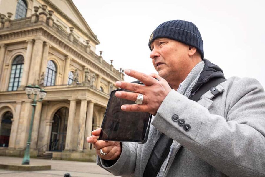 Hannover: Crime Walking Tour - Quick prep for a rain or shine walk