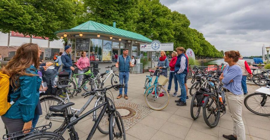 Hannover: Guided Bike Tour for Foodies with Tastings - The route logic, Maschsee and gardens without feeling like a slog