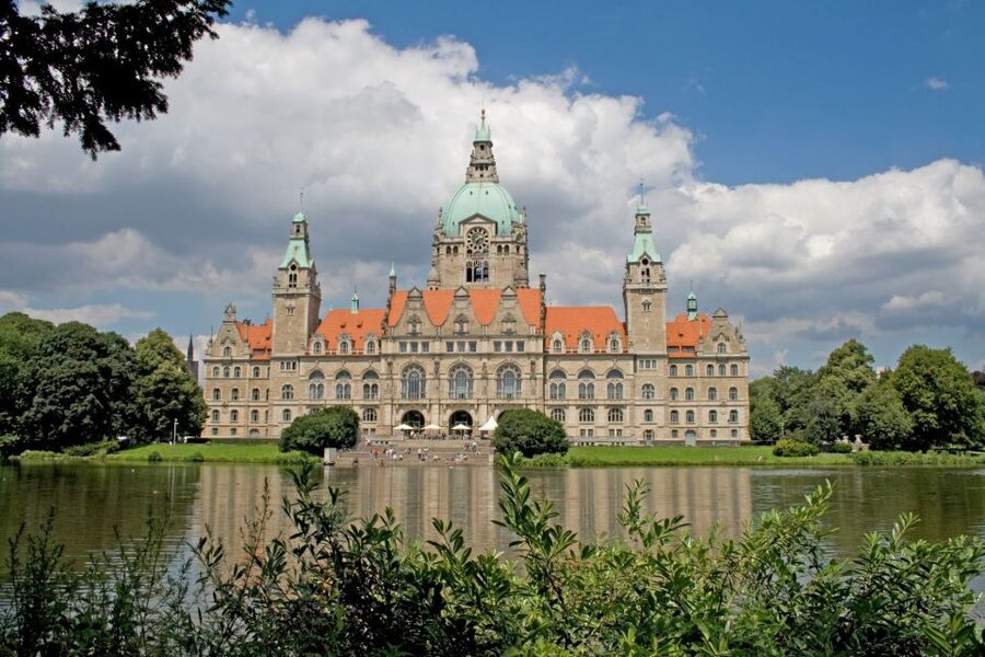 Hannover: New Town Hall exclusive Guided Walking Tour - Hearing the New Town Hall Story in German