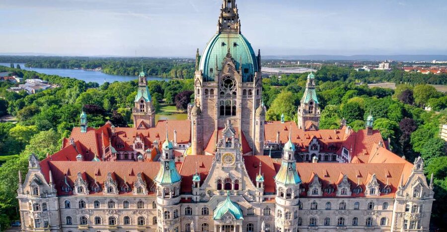 Hannover: New Town Hall exclusive Guided Walking Tour - Where You Start: Tourist Information Outside the New Town Hall