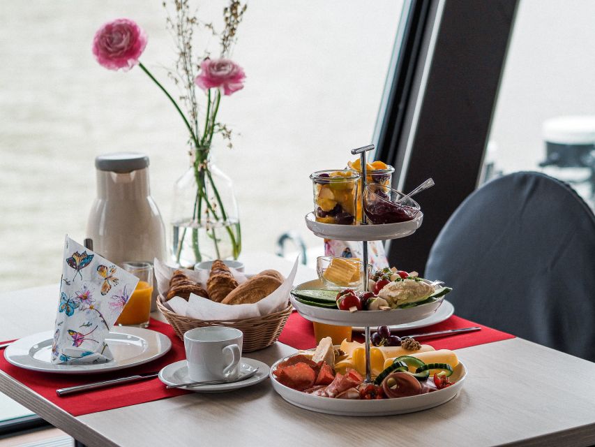 Heidelberg: Breakfast boat cruise - What breakfast actually means here: coffee, a table platter, and prosecco