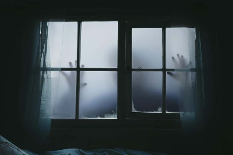 Ice-Cold Ghost Breath - a creepy yet fun tour - Meet ghost hunter Runa and the “act it out” style