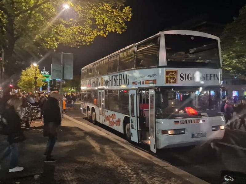 „Illuminiertes Berlin“: Lichterfahrt mit Livekommentar - Illuminiertes Berlin on an Open-Top Bus: What It’s Like at Night