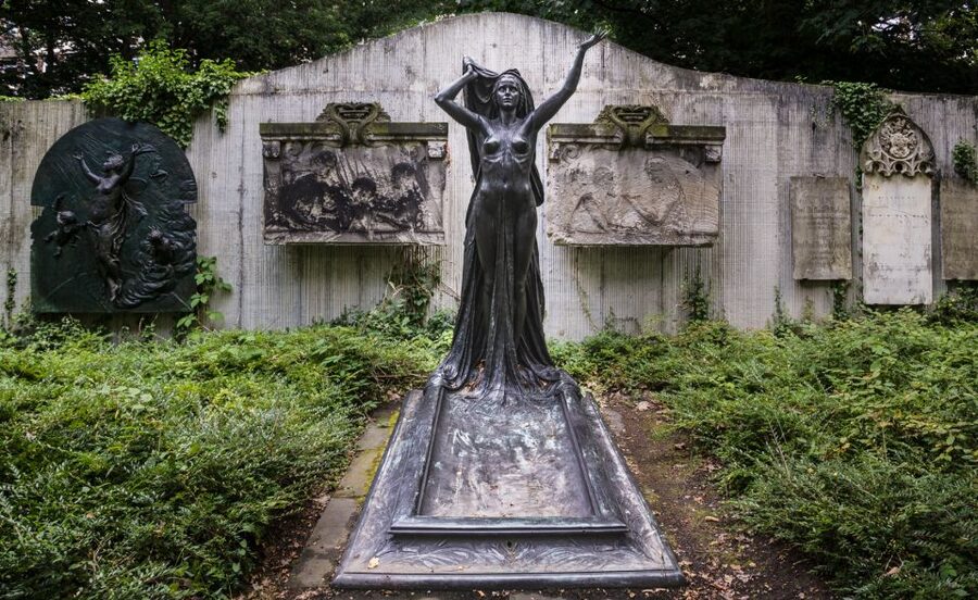 Leipzig Old Cemetery: 75-Minute Dark History Tour - Entering Leipzig’s Old Johannisfriedhof, where the city tone disappears