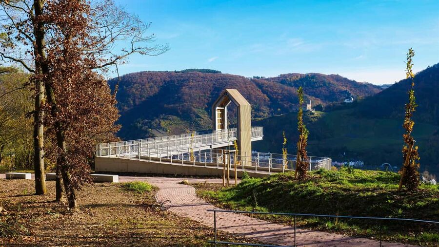 Lieser: Covered wagon ride, the rolling wine tasting with picnic basket - What’s Included: Wine, Mineral Water, Grape Juice, and the Tasting Setup