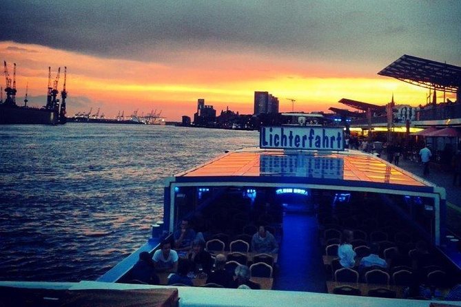 Lights tour through the port of Hamburg and to the historic warehouse district - The language setup: German live narration and the RAINER ABICHT audio app