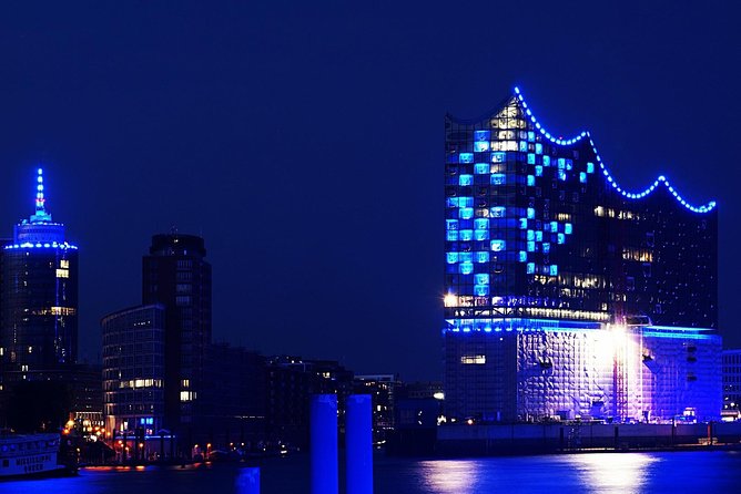 Lights tour through the port of Hamburg and to the historic warehouse district - Comfort, clothing, and where to sit for better views