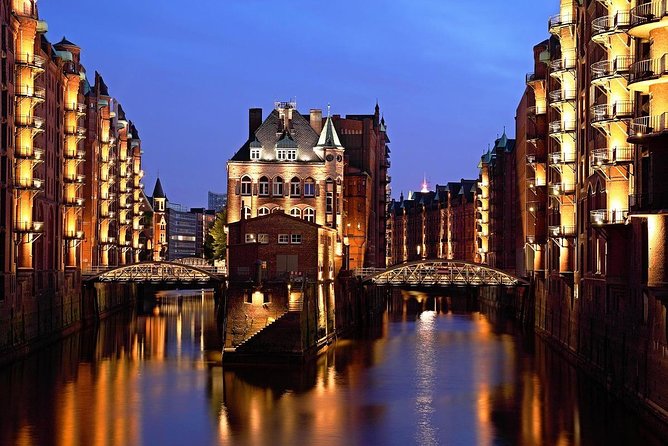Lights tour through the port of Hamburg and to the historic warehouse district - Price and timing: a 1 hour cruise that fits any Hamburg evening