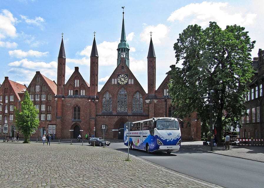 Lübeck: 1-Hour Splash Bus City Tour - Live German Stories: How the Captain Makes History Stick
