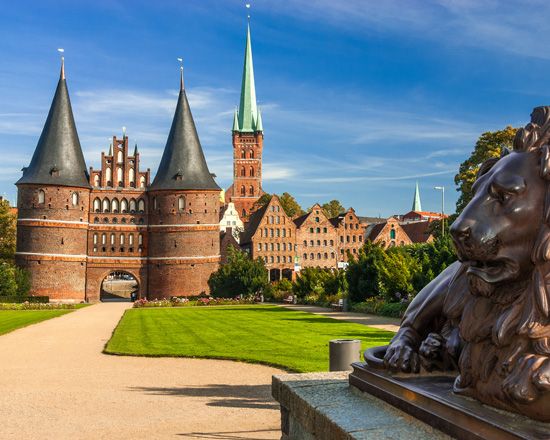 Lübeck: Classic Tour of the Hanseatic City - Starting at Holstentor: the one spot that makes the whole town click