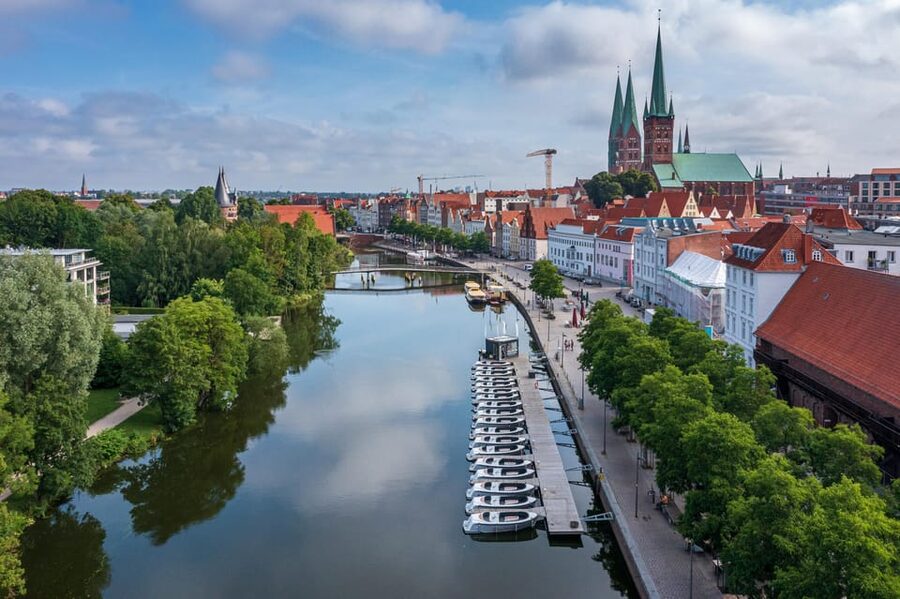 Lübeck: Electric Boat Rental - without driving licence - Practical booking tips and what to bring for a smooth ride