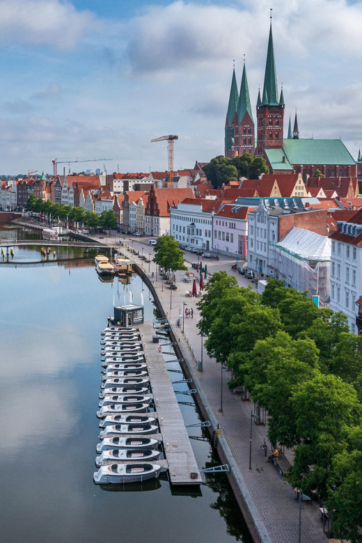 Lübeck: Electric Boat Rental - without driving licence - Choosing the 1, 2, or 3-hour ride length (and what the red vs blue routes mean)