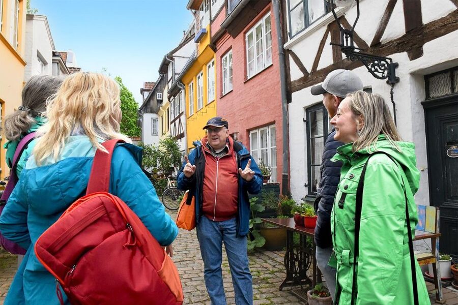 Lübeck: entertaining guided tour to old town highlights - Holstentor to town hall: seeing civic power in brick