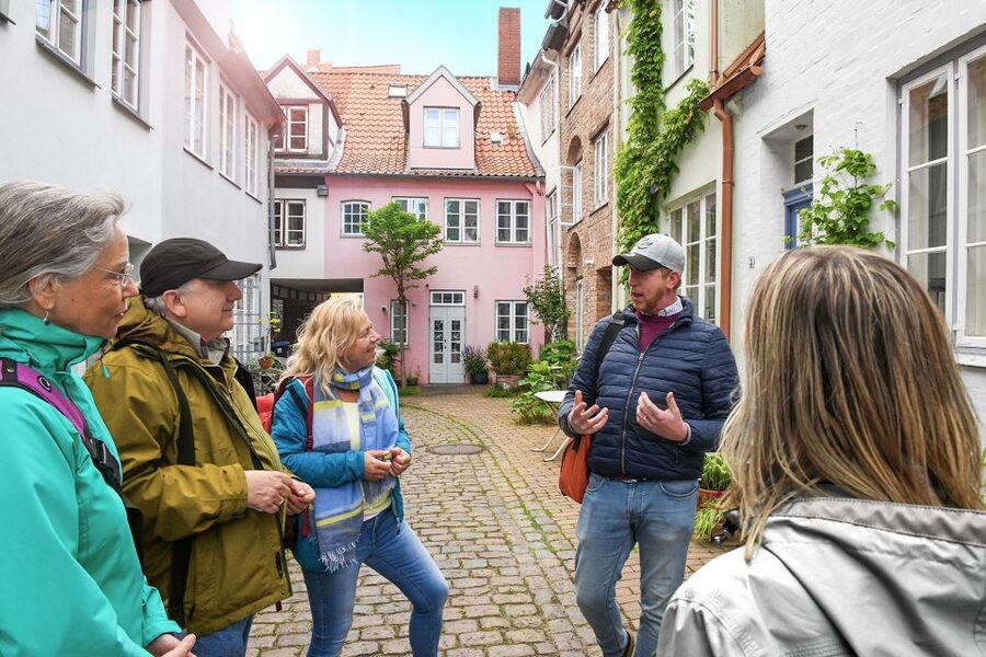 Lübeck: Entertaining Tour Through Hidden Courtyards - The Narrow Corridor Moment: Where Medieval Density Shows Up