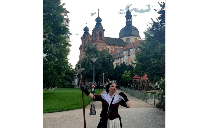 Mannheim: Public Night Watchman Tour with Night Watchwoman Marie - From Mannheim Palace to Palais Bretzenheim: You Walk, You Listen, You Match the Story