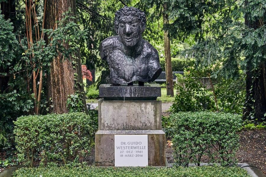 Melaten Friedhof: Guided tour with all senses - The living side of Melaten: Old plane tree, birds, and animals crossing your path