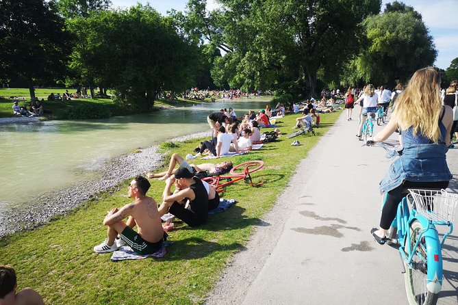 Mini Classic Bike Tour @ 4pm incl. Beer Garden & Surfers 2,5 hrs - Modern art stop at Haus der Kunst, and ending near Mike’s Bikes