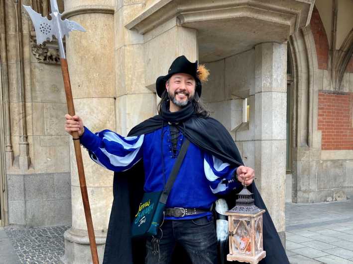 München: Der Nachtwächter für Kinder - Führung auf Deutsch - Marienplatz Lessons in Medieval Life (And How the Guide Keeps It Fun)