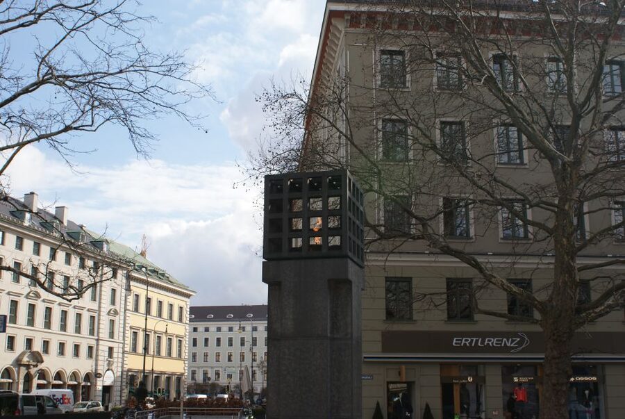 Munich and Nazi History Combination Day Tour Small Group - What the tour feels like in real life