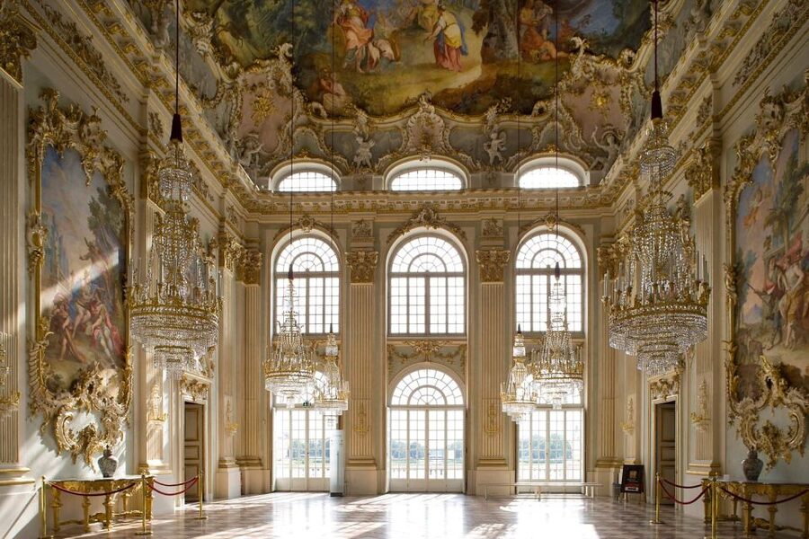 Munich: City Pass 45+ Top Attractions and Public Transport - Art, castles, and palaces: Nymphenburg and Schleissheim deserve your time