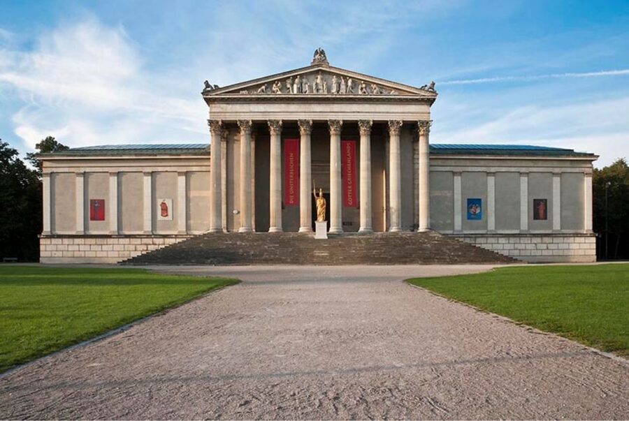 Munich: City Pass 45+ Top Attractions and Public Transport - Old town by foot: guided tours that help you move faster