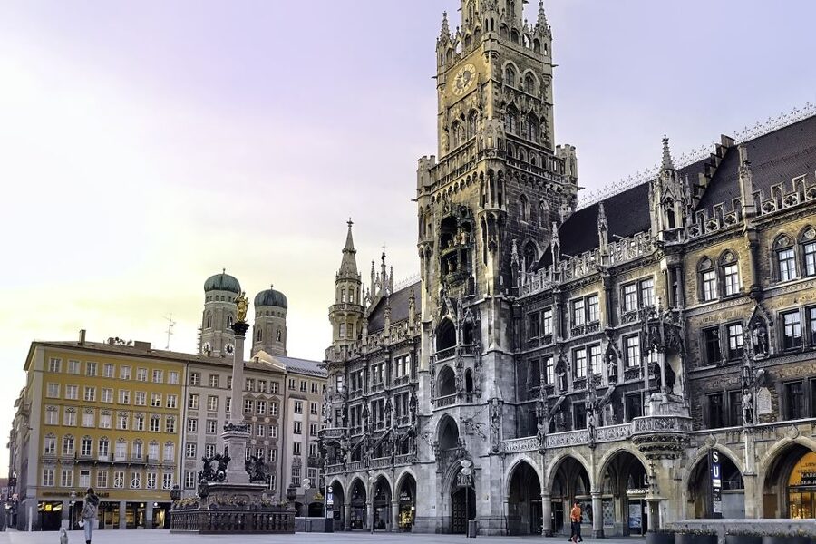 Munich: City Pass 45+ Top Attractions and Public Transport - The hop-on hop-off Express Circle bus, timed for real days