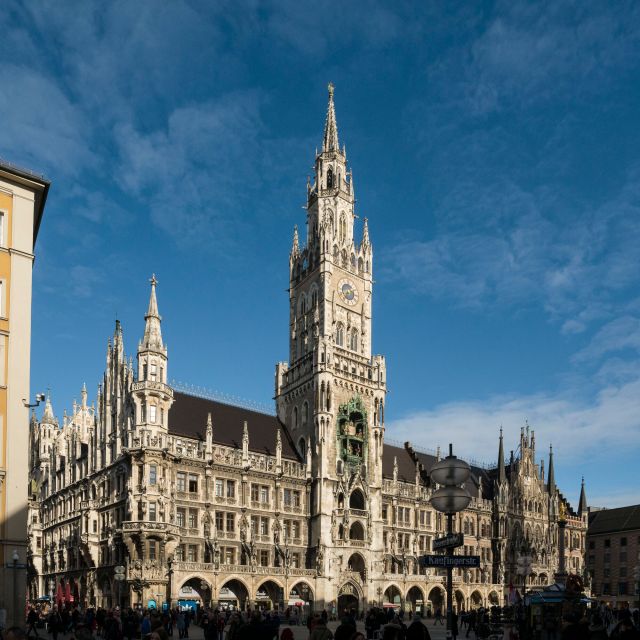 Munich: Guided Tour of the historic Town Hall on Marienplatz - Facade stories: the historical figures you see every day