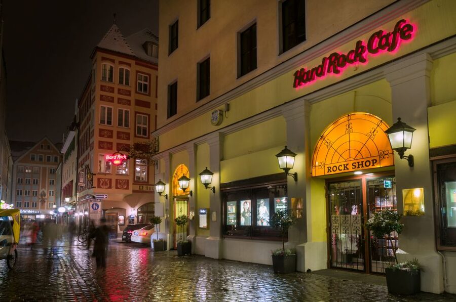 Munich: Hard Rock Cafe with Set Menu for Lunch or Dinner - Entering the restaurant fast, right where the action is