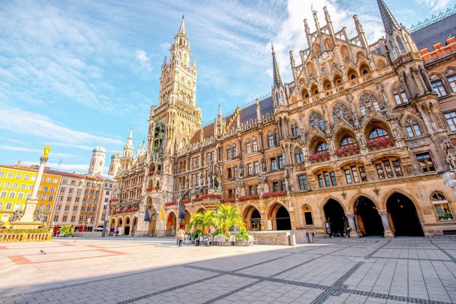 Munich Hop-On Hop-Off Tour: 1-Day or 2-Day Ticket - City Tour: Old Town hits, Odeonsplatz, Marienplatz, and the chimes