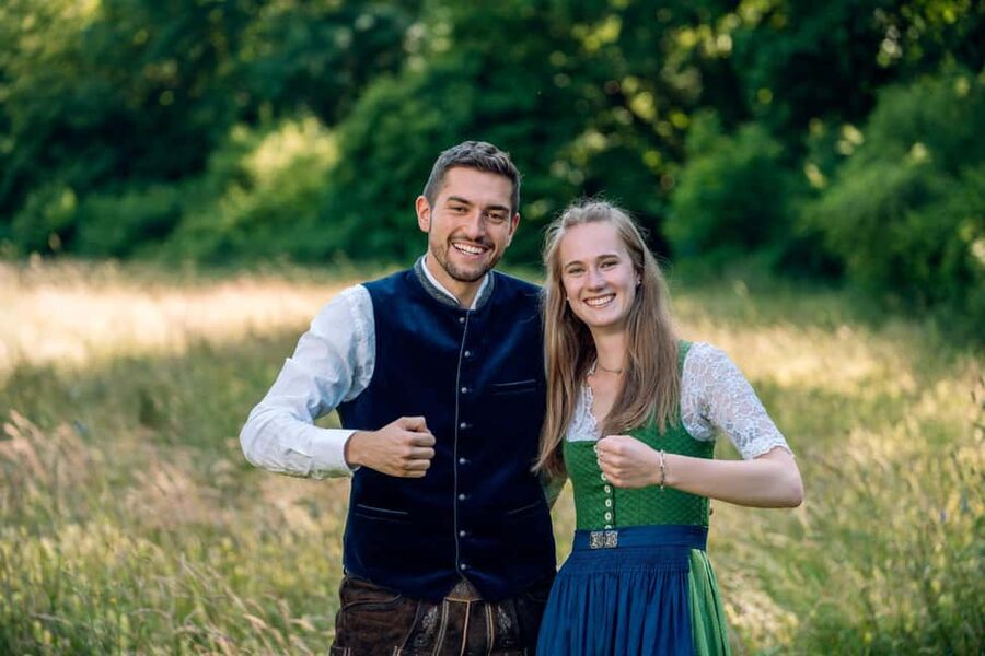 Munich: Oktoberfest Tour and Big Tent Visit with Local Guide - The Oide Wiesn stroll, historic rides, and tent stories