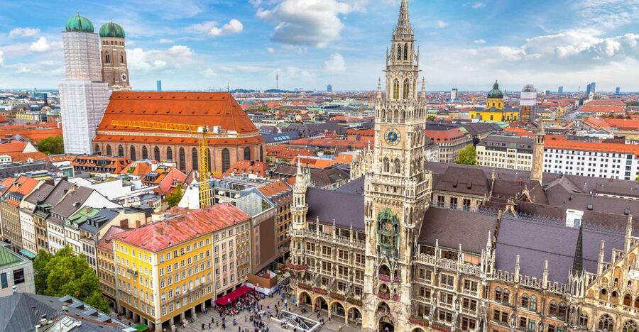 Munich: Old Town & Viktualienmarkt City Walk in German - Marienplatz and the Gothic Town Hall: the square that explains Munich