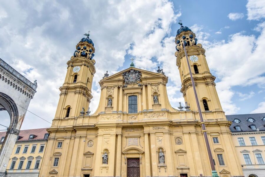 Munich: Old Town & Viktualienmarkt City Walk in German - Guide impact: why the fun factor shows up in the ratings