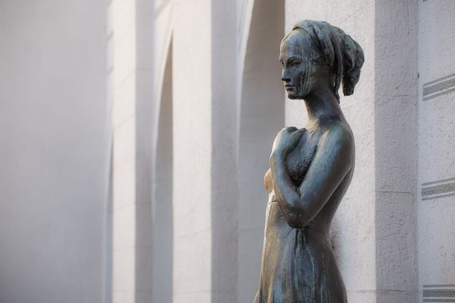 Munich: Places of Luck in Munich - Max-Joseph-Platz: royal virtues and a quieter kind of wellbeing