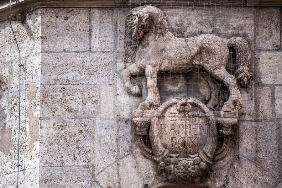 Munich: Raven Black Witches and Executioners Walking Tour - Pace, duration, and what to wear for 105 minutes of street storytelling