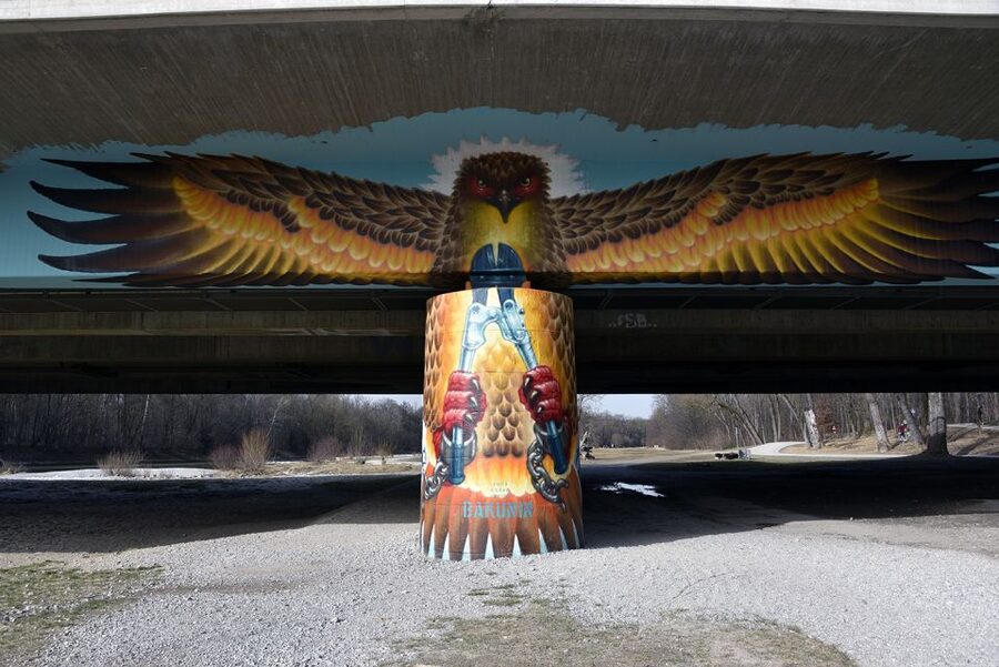 Munich: Street Art Bike Tour - Getting started at Marienplatz and finding your guide fast