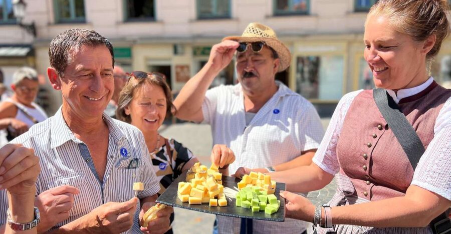 Munich: Viktualienmarkt & Altstadt Food Tour - From Isartor to Altstadt corners, this tour starts with the right mood